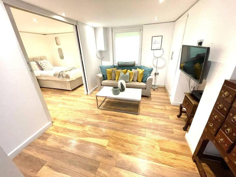 Emmanuel House - Cozy Basement One Bedroom Apt - Central - Historical Building